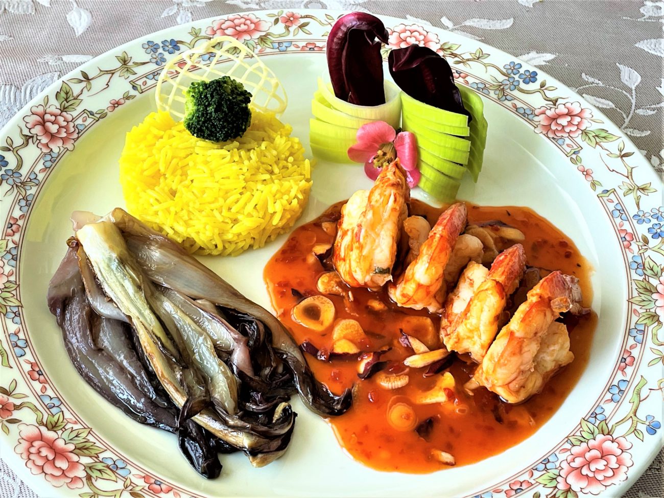 Gamberoni in salsa agrodolce con aglio e radicchio