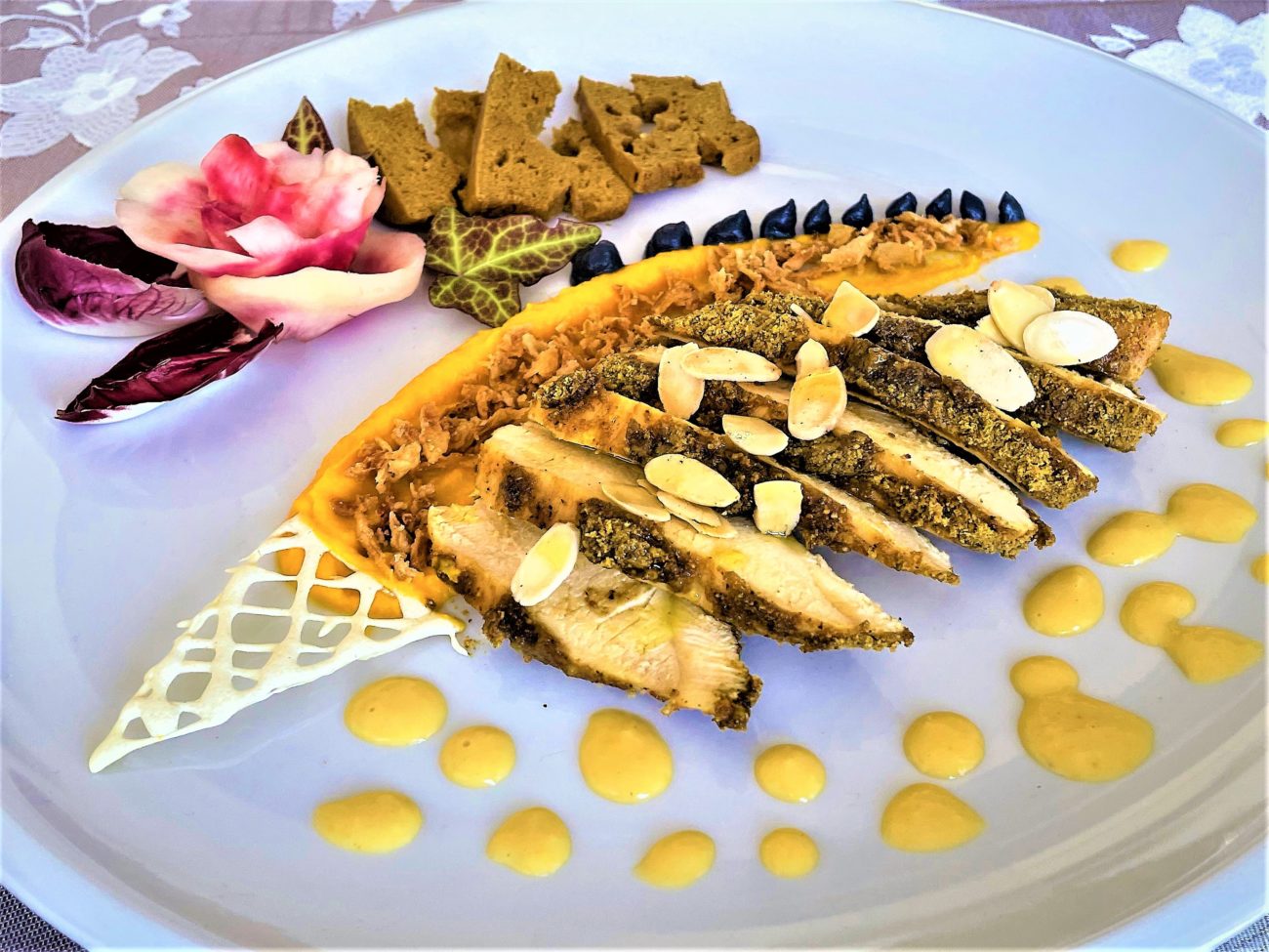 Petto di pollo ai pistacchi con crema di carota e granella di cipolla