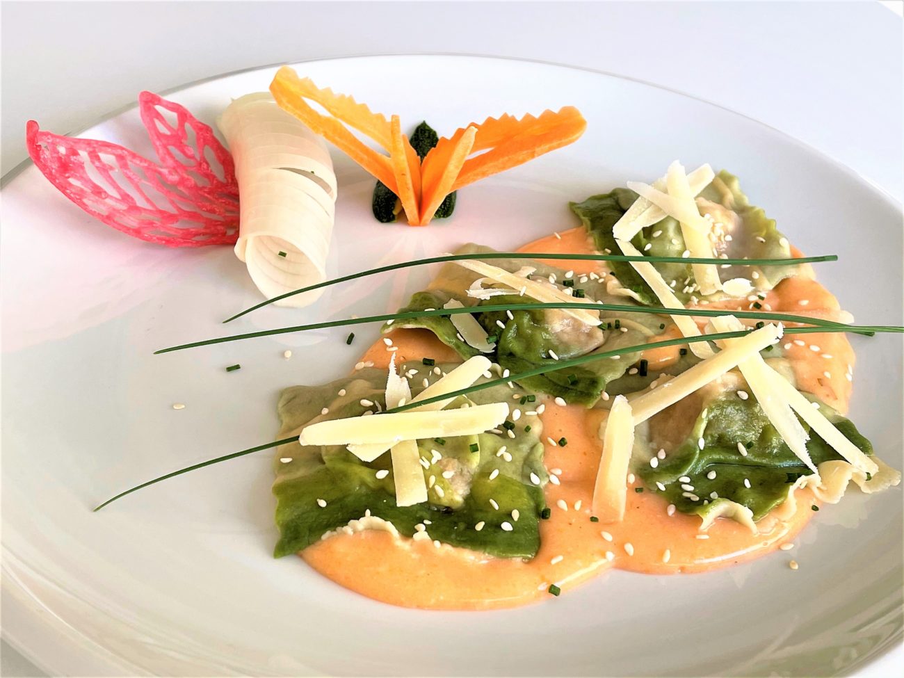 Ravioli bicolore ai funghi con salsa rosa