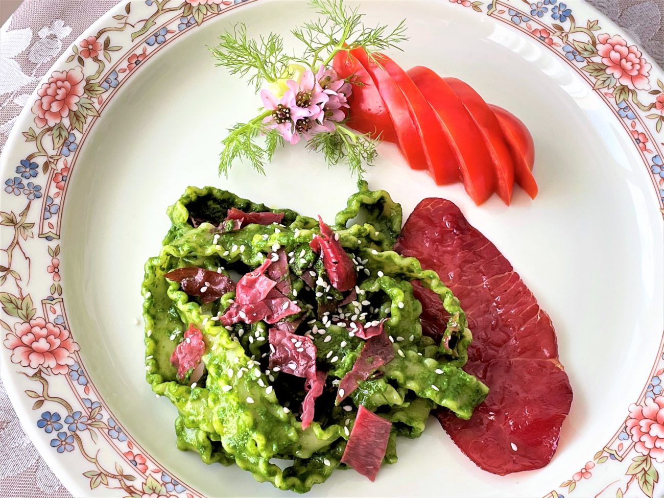 Reginette con pesto di spinaci e bresaola