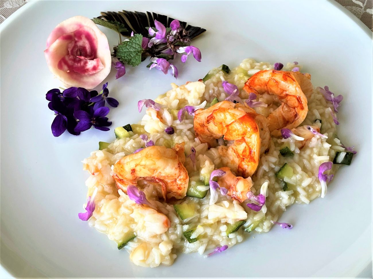 Risotto con zucchine gamberi e fiori di ortica