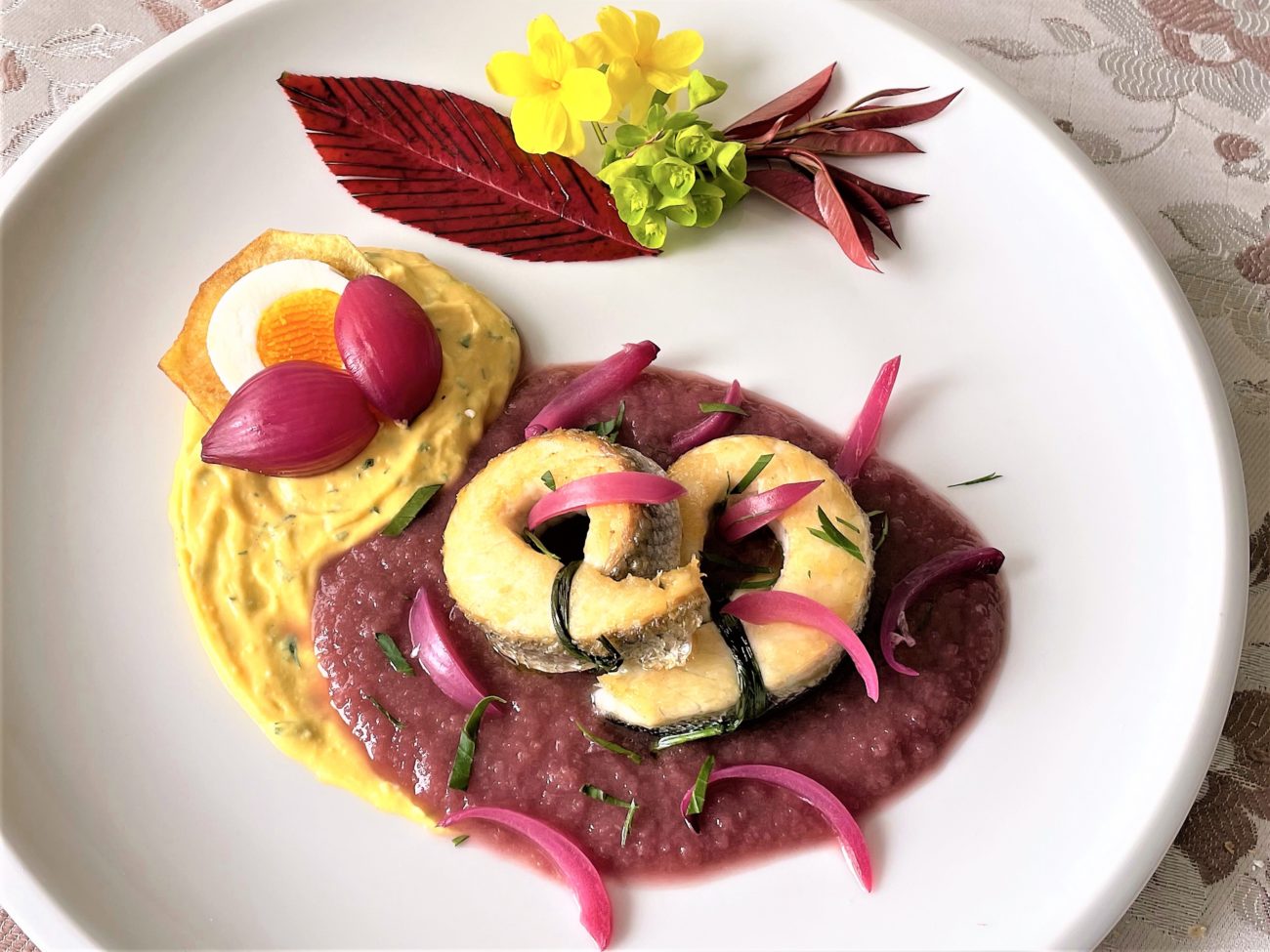 Rotolini di branzino su salsa di cipolla viola e crema di uova