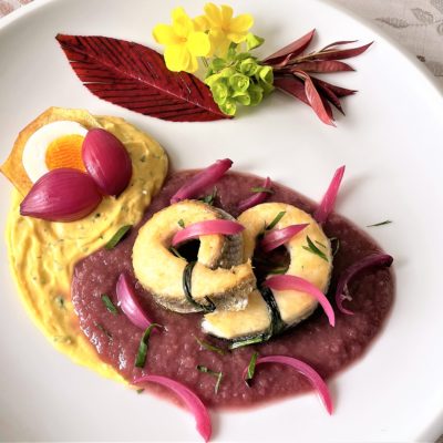 Rotolini-di-branzino-su-salsa-di-cipolla-viola-e-crema-di-uova