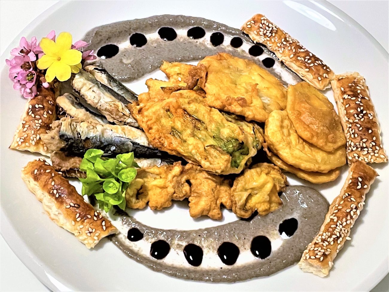 Sardine fritte con fiori di zucca e verdure pastellate