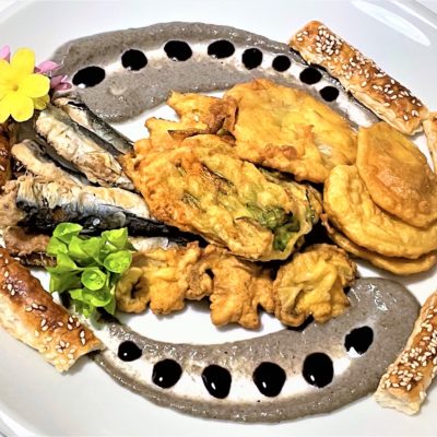 Sardine-fritte-con-fiori-di-zucca-e-verdure-pastellate