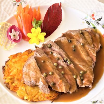 Tagliata-di-manzo-al-pepe-verde-con-tortino-di-patate-e-carote