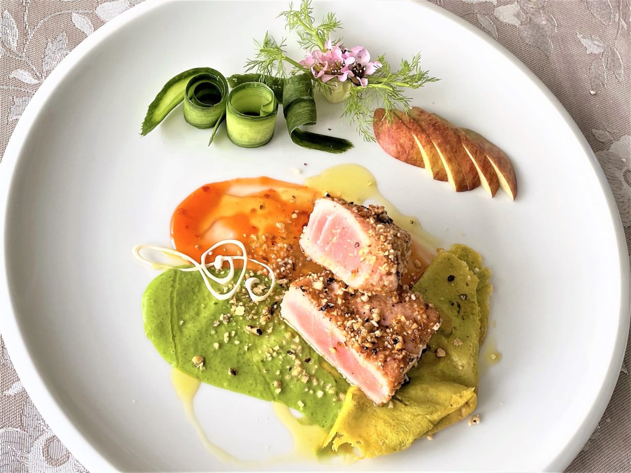Tonno alle nocciole con omelette agli spinaci e salse