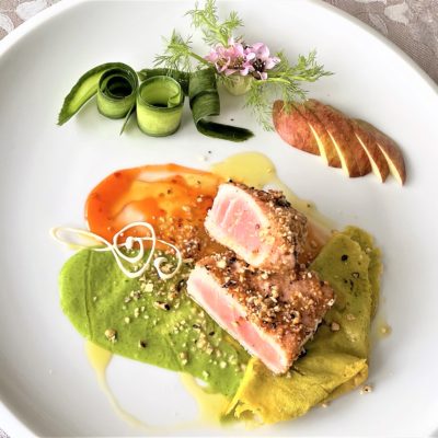 Tonno-alle-nocciole-con-omelette-agli spinaci-e salse
