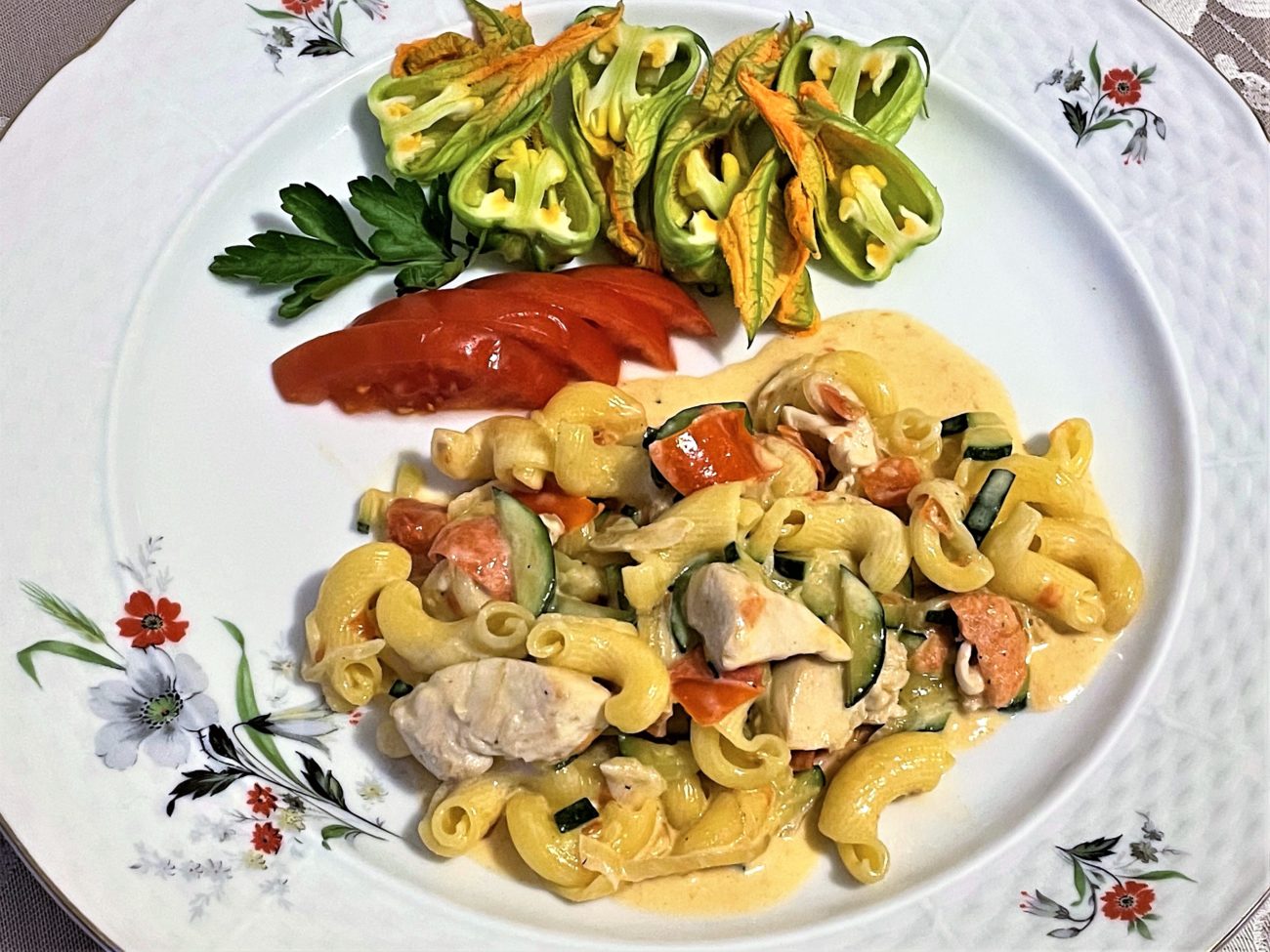 Torcetti con pollo zucchine e pomodoro