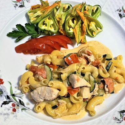 Torcetti-con-pollo-zucchine-e-pomodoro