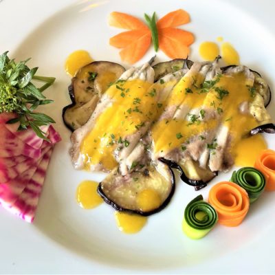 Alici-marinate-sopra-melanzane-all'aceto-con-salsa-all'arancio