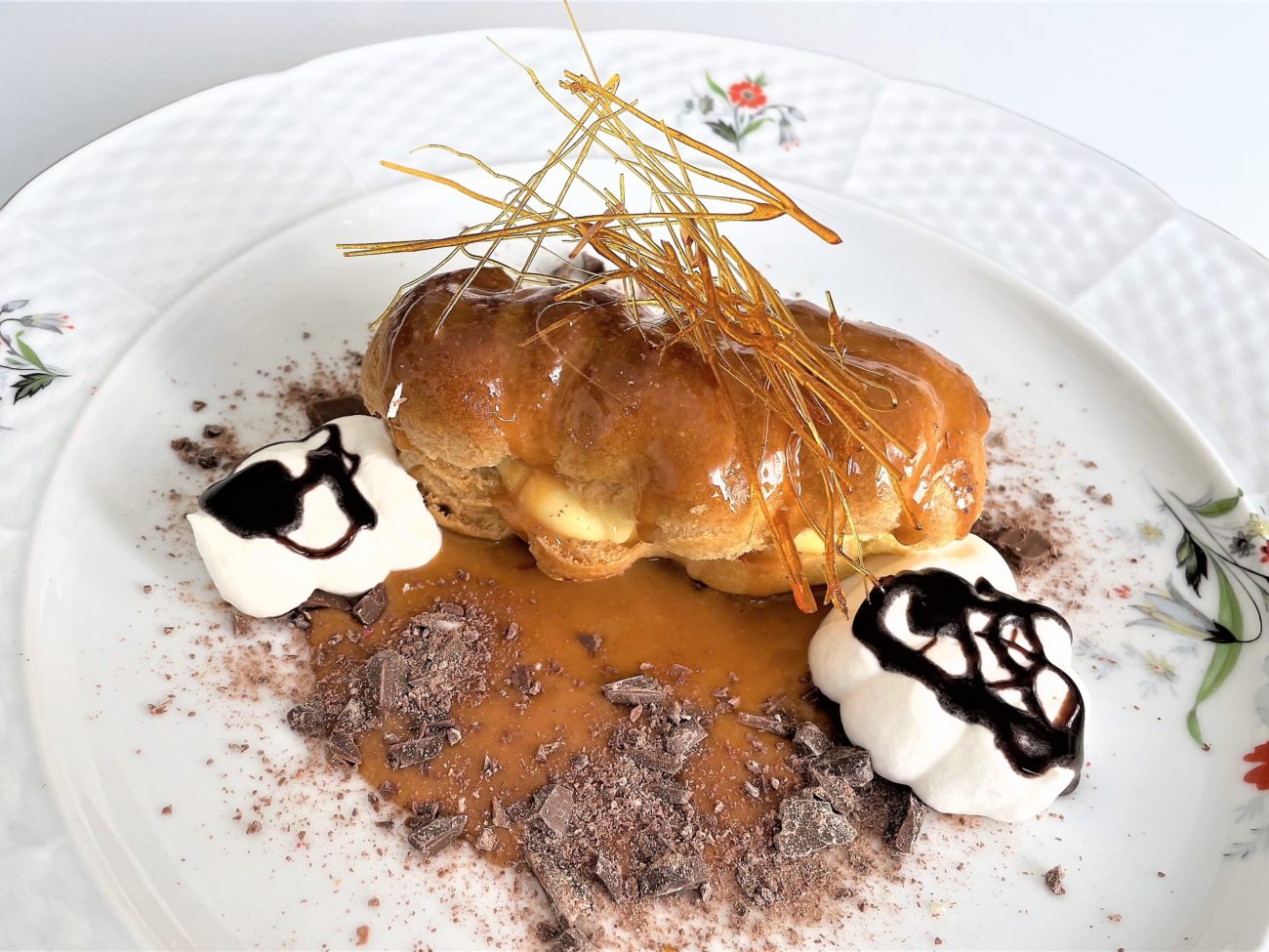 Bignola con crema e salsa al caramello