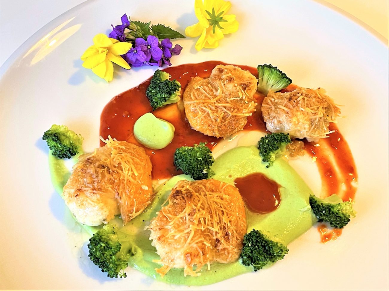 Cappesante gratinate con salsa messicana e crema di broccoli