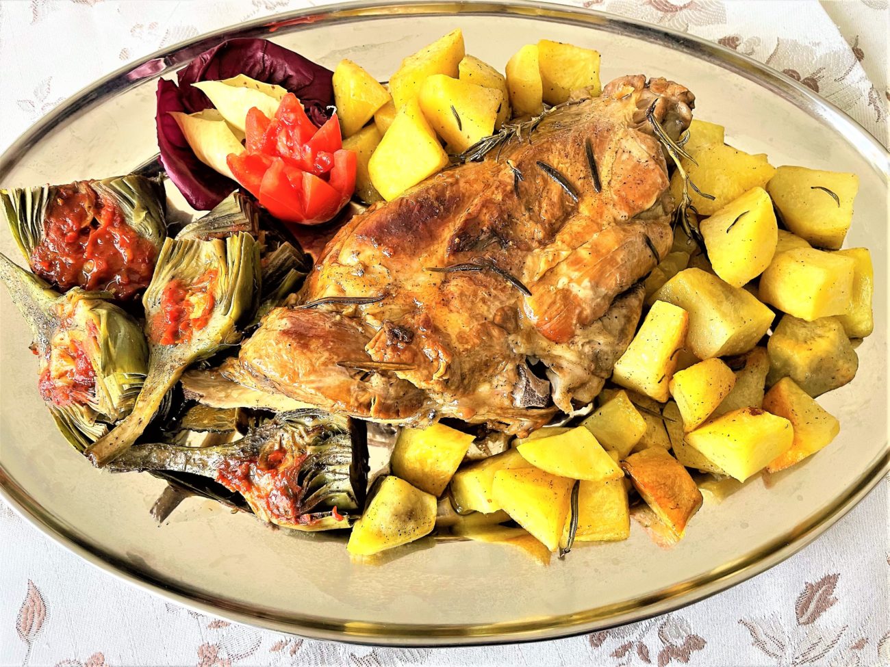 Cosciotto di agnello con patate e carciofi