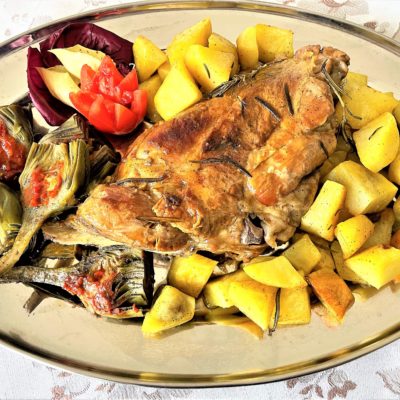 Cosciotto-di-agnello-con-patate-e-carciofi