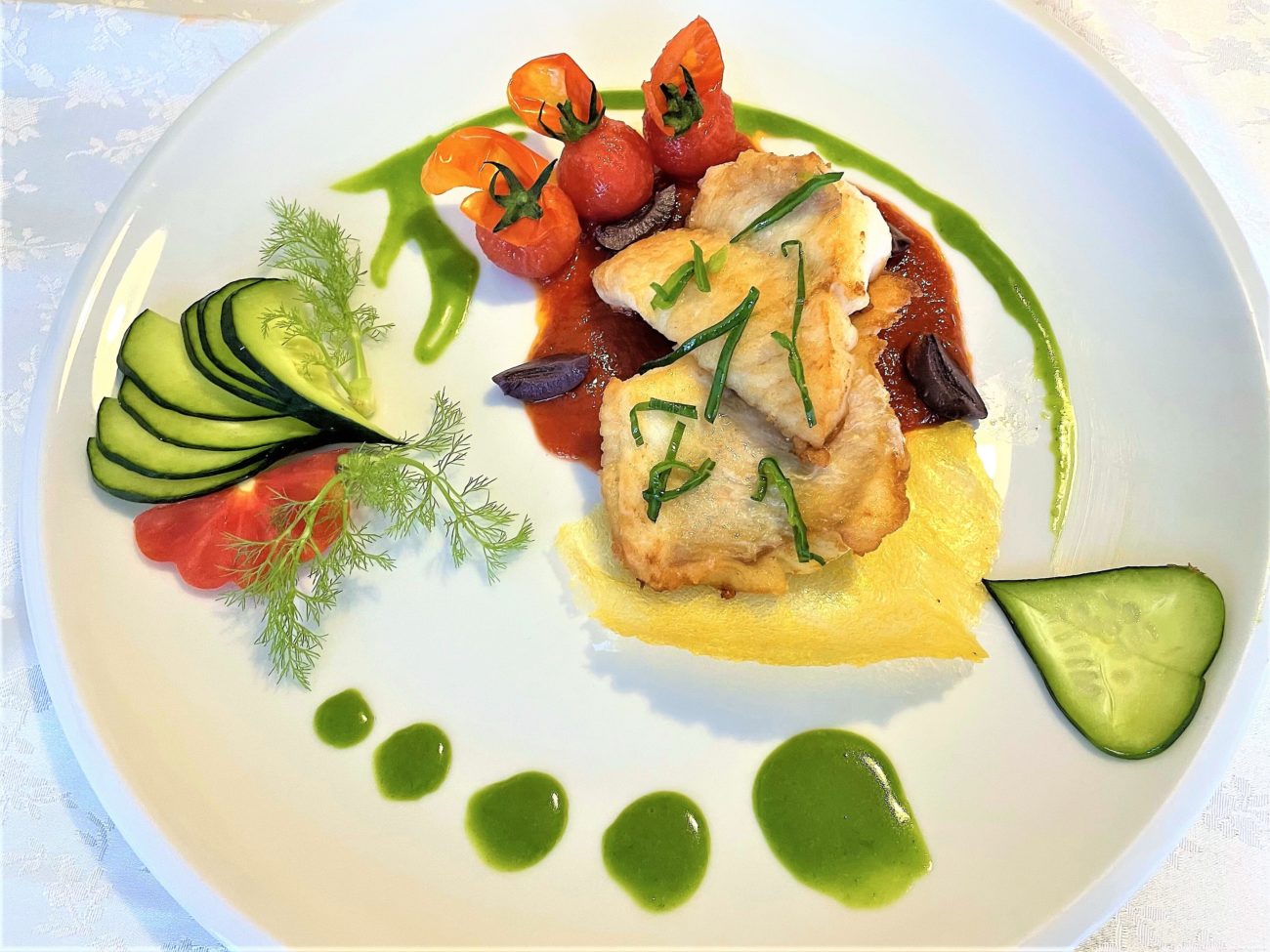 Filetto di scorfano con crema di pachino e olio al basilico