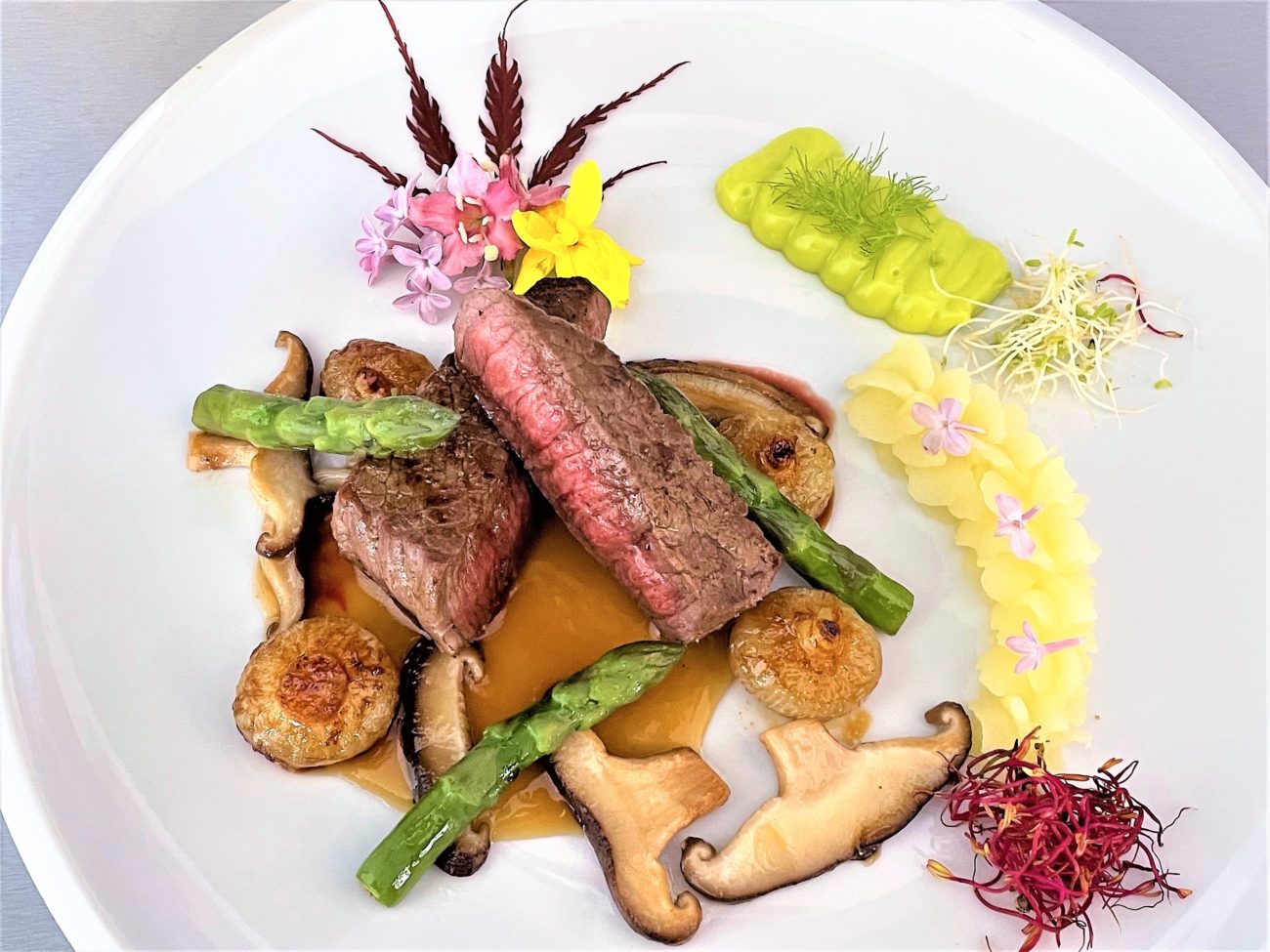 Manzo con demi glace, cipolline, funghi, e punte di asparagi