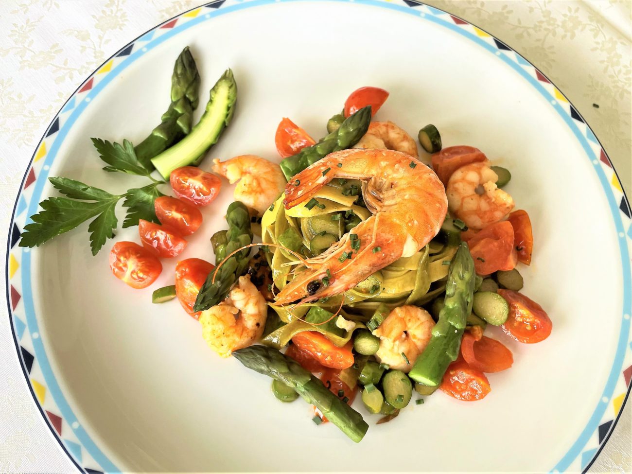 Paglia e fieno con gamberoni asparagi e pomodorini