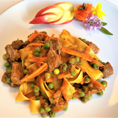 Pappardelle-con-manzo-e-piselli