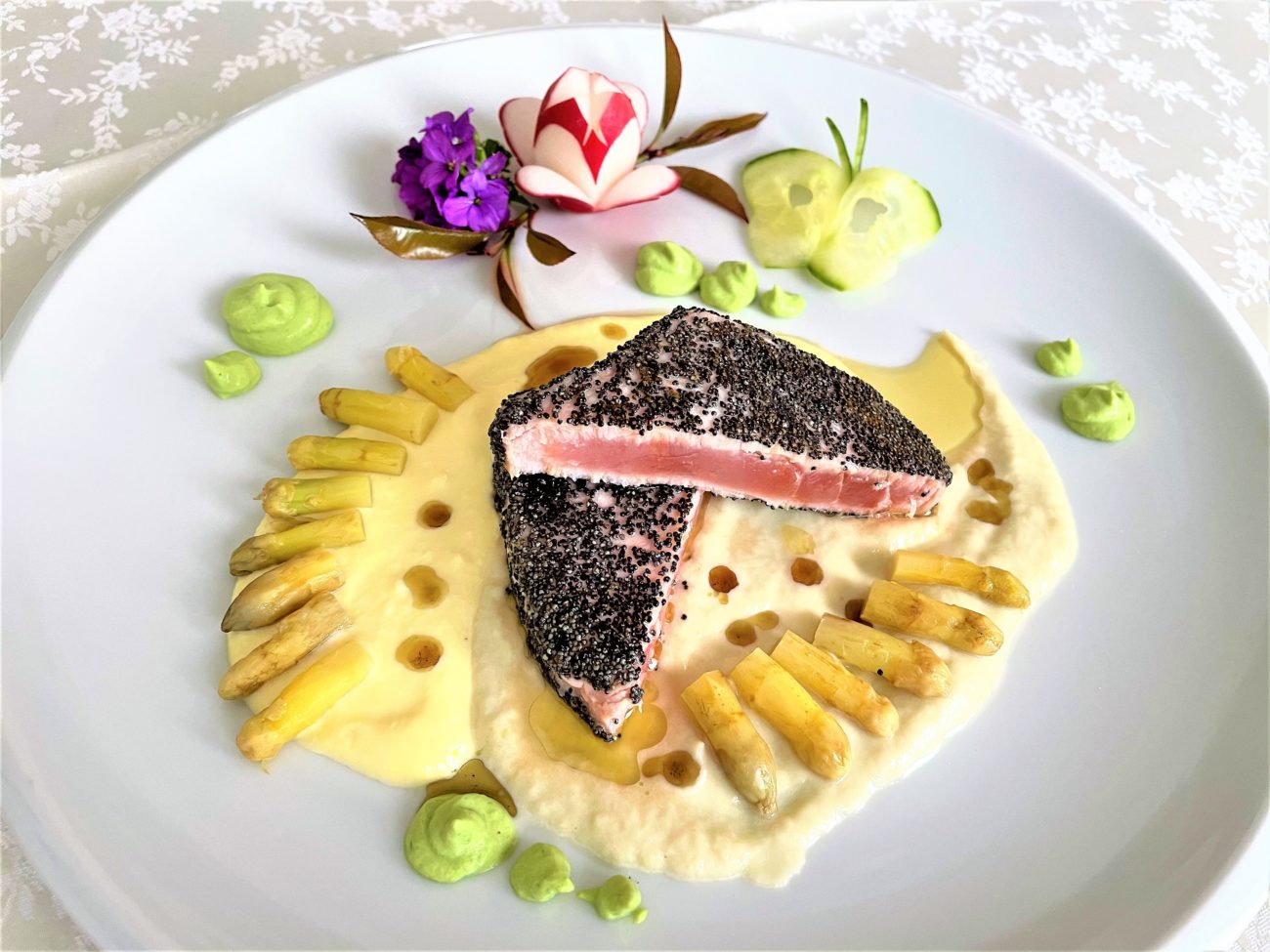 Trancio di tonno ai semi di papavero con crema di asparagi