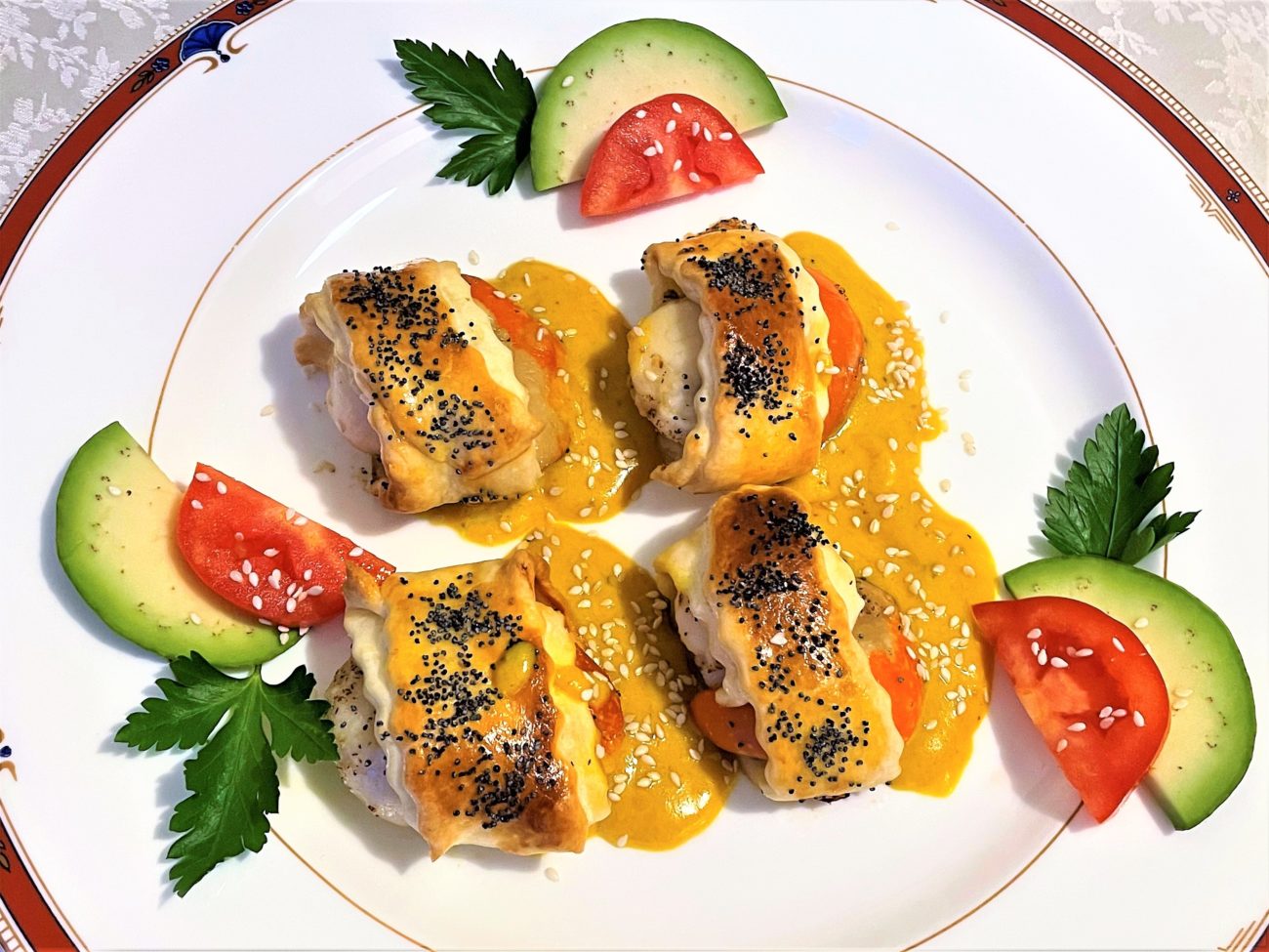 Cappesante in pasta sfoglia con salsa di curcuma