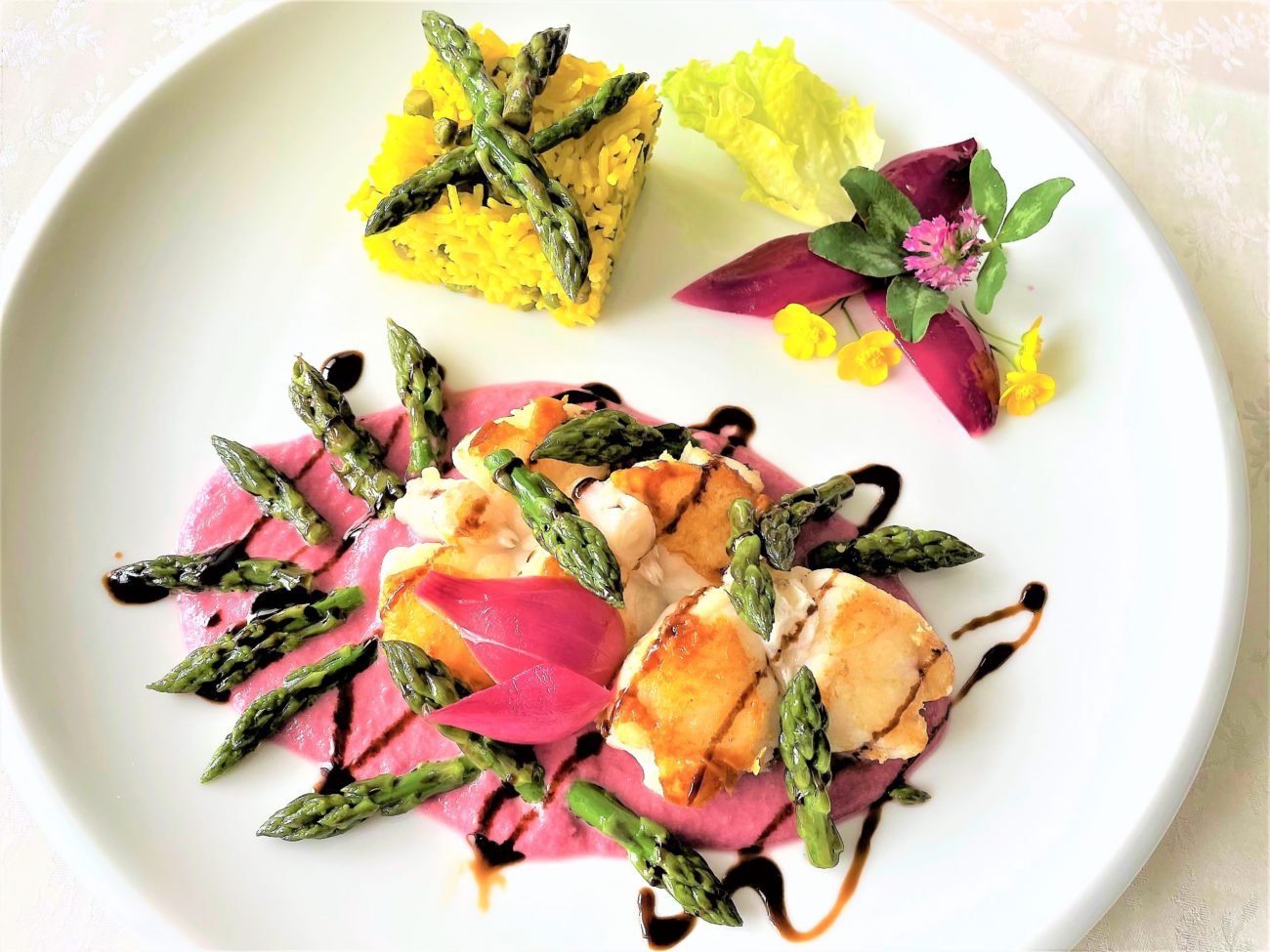 Coda di rospo con crema di cipolla rossa e asparagi