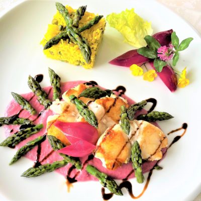 Coda-di-rospo-con-crema-di-cipolla-rossa-e-asparagi
