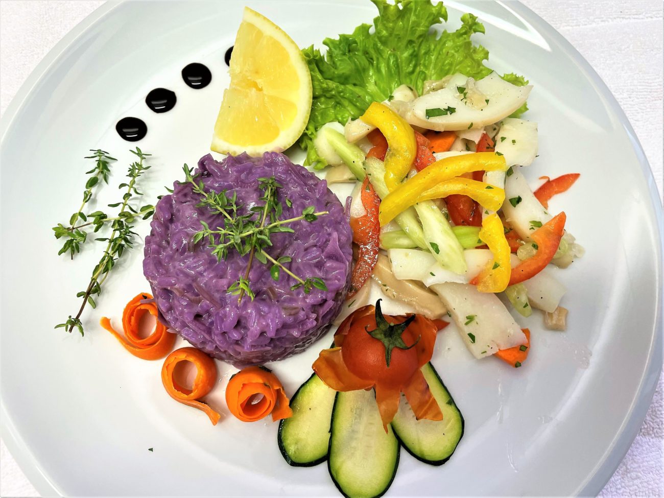 Insalata di mare con riso al cappuccio viola