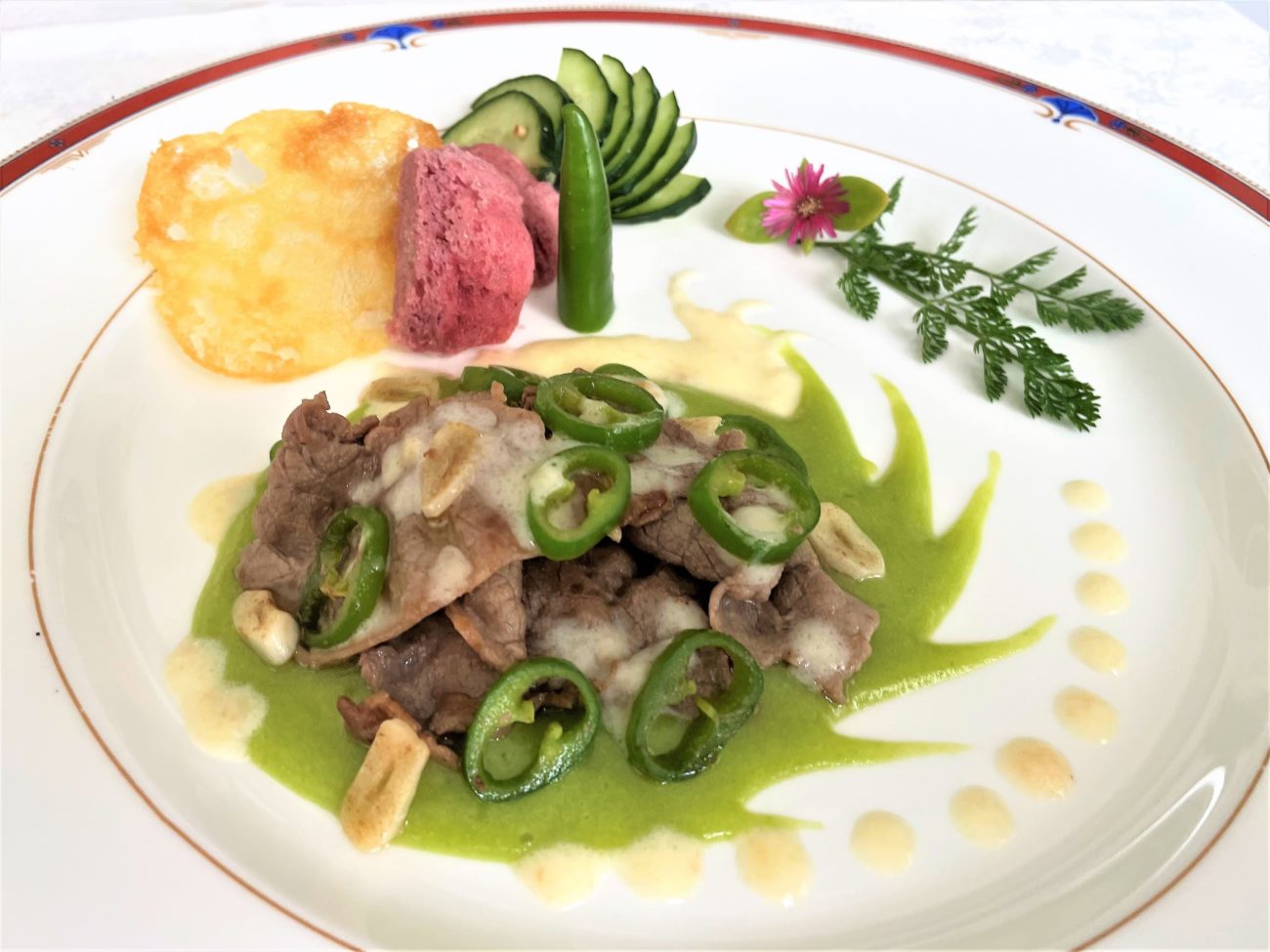 Carpaccio di manzo con aglio e peperoncino su crema di piselli