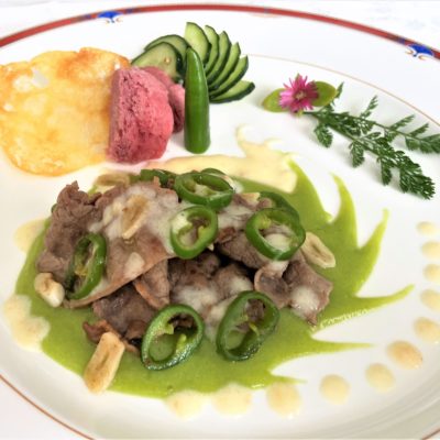 Carpaccio-di-manzo-con-aglio-e-peperoncino-su-crema-di-piselli