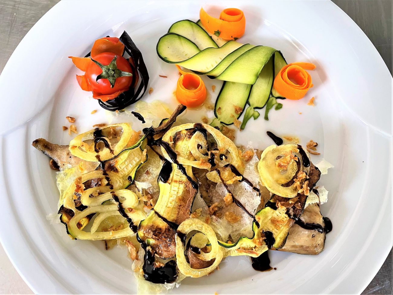 Filetto di orata con chips di cipolle e zucchine