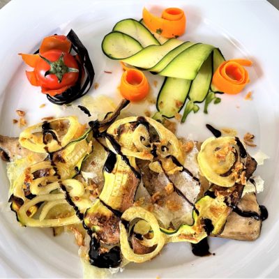 Filetto di orata con chips di cipolle e zucchine