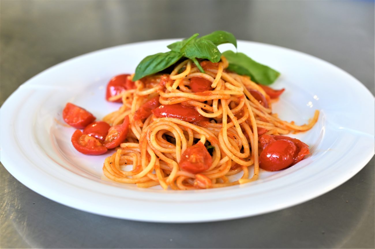 Spaghetti con pomodoro fresco e basilico