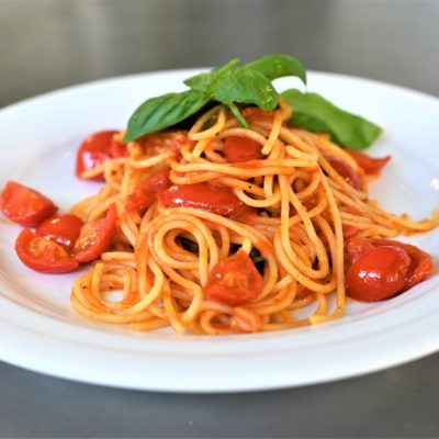 Spaghetti con pomooro fresco e basilico