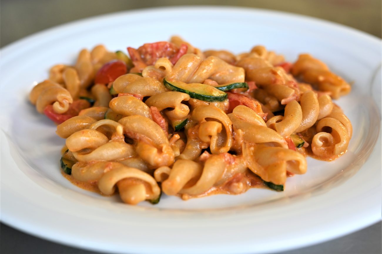 Torcioni integrali con speck e zucchine