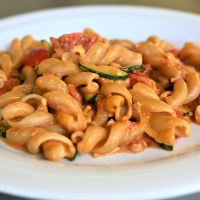 Torcioni integrali con speck e zucchine