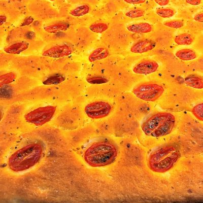 Focaccia di patate con pomodorini