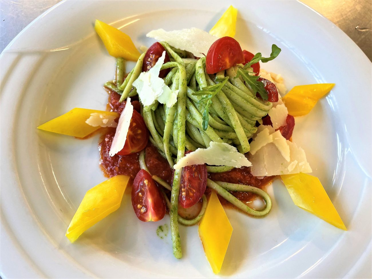 Trenette al pesto di rucola con pomodorini