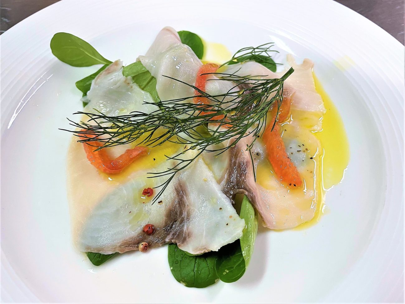 Pesce spada marinato con arancia e pepe rosa