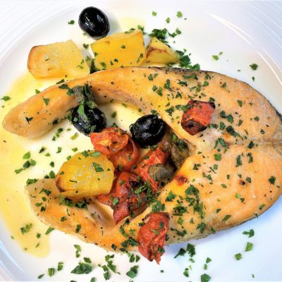 Trancio di salmone al forno con olive e pomodorini