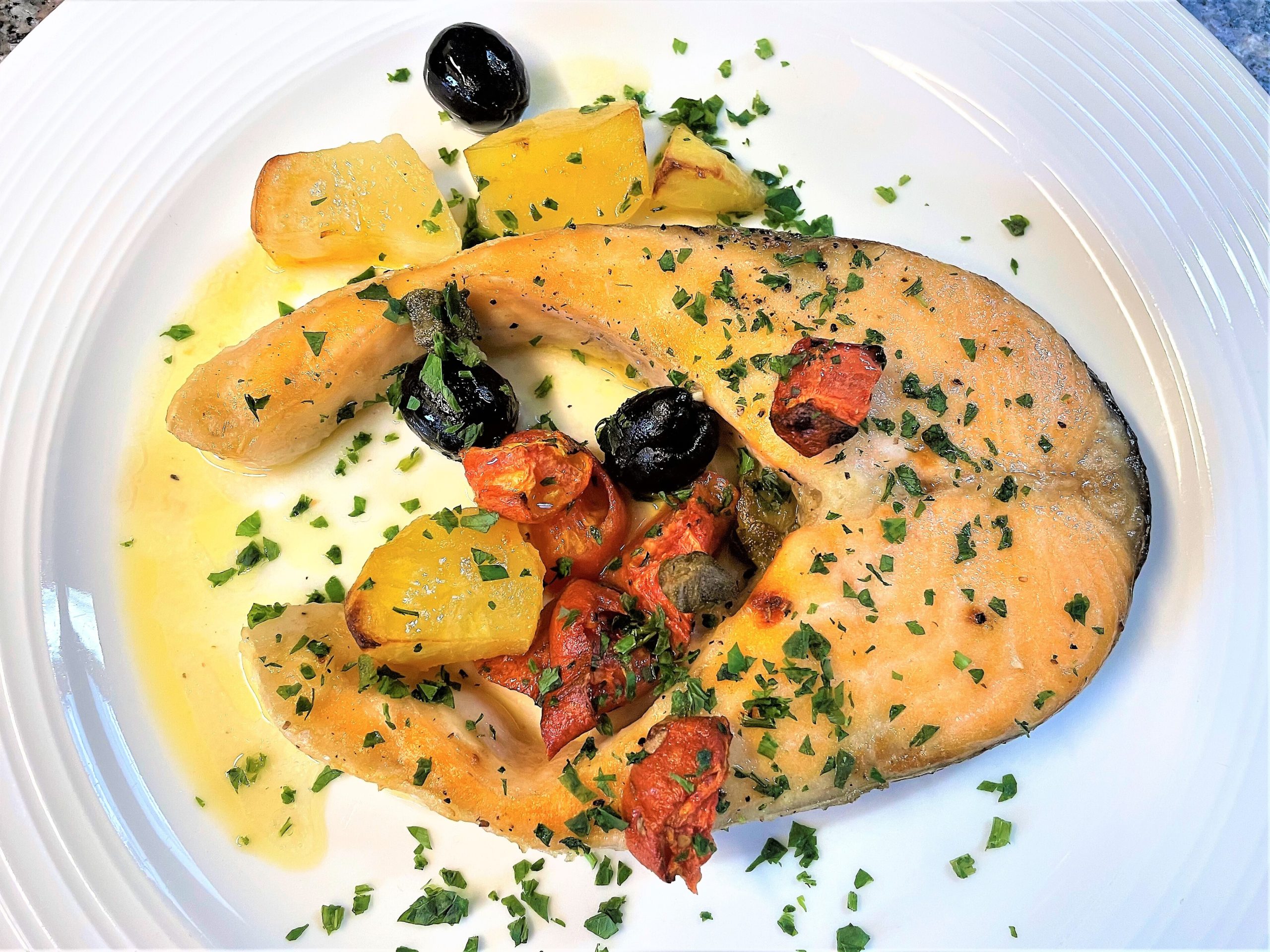 Ricetta di Trancio di salmone al forno con olive e pomodorini - alberto ...