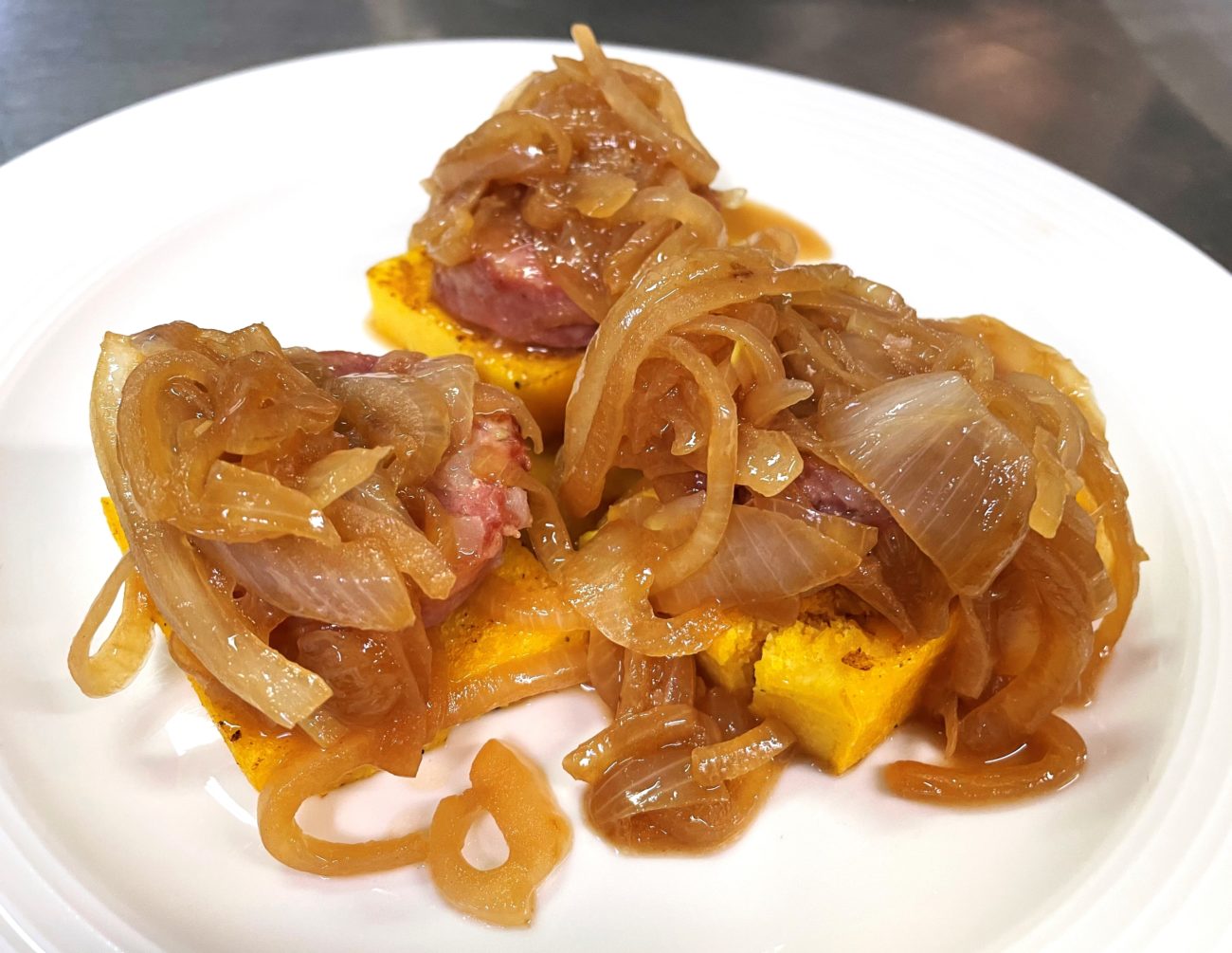 Salame con cipolla e aceto