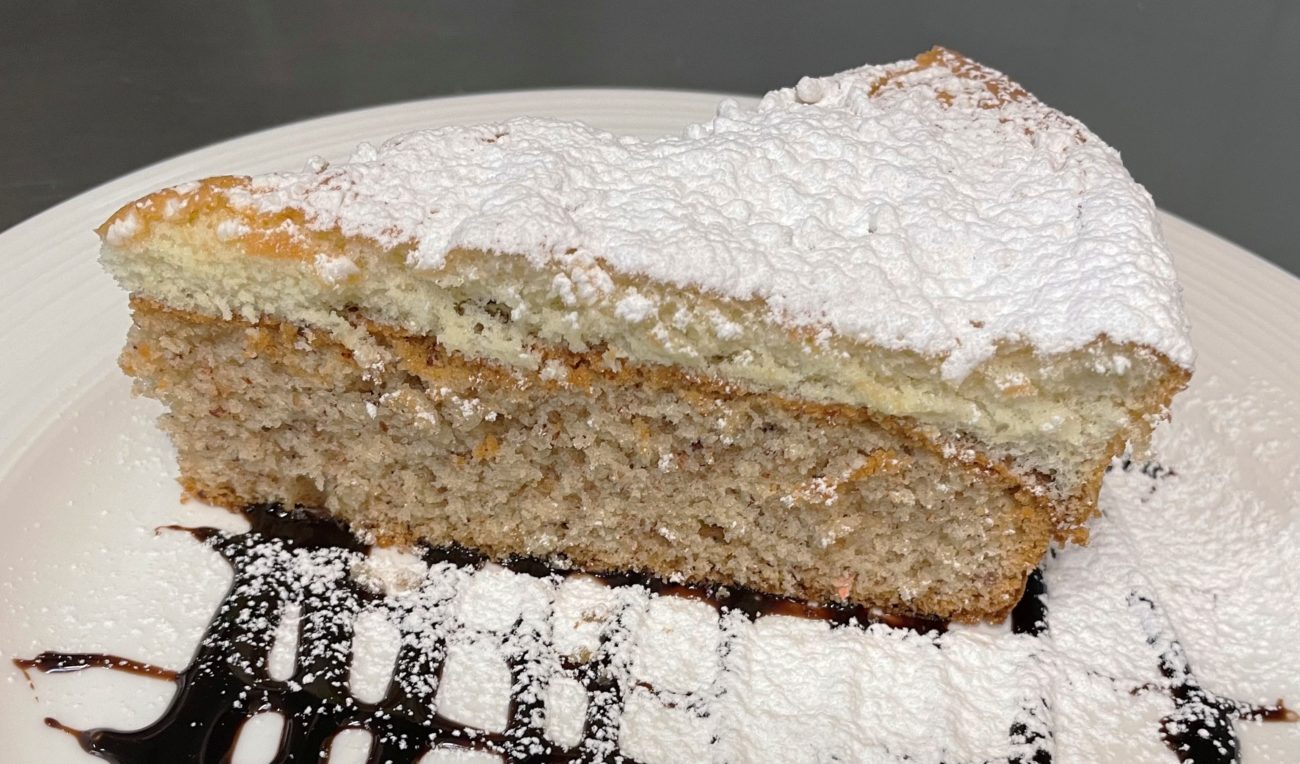 Torta di mandorle e salsa di cioccolato
