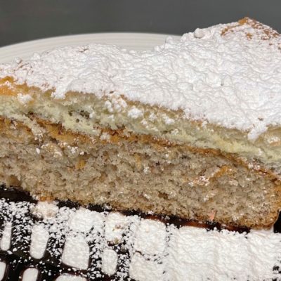 Torta di mandorle e salsa di cioccolato