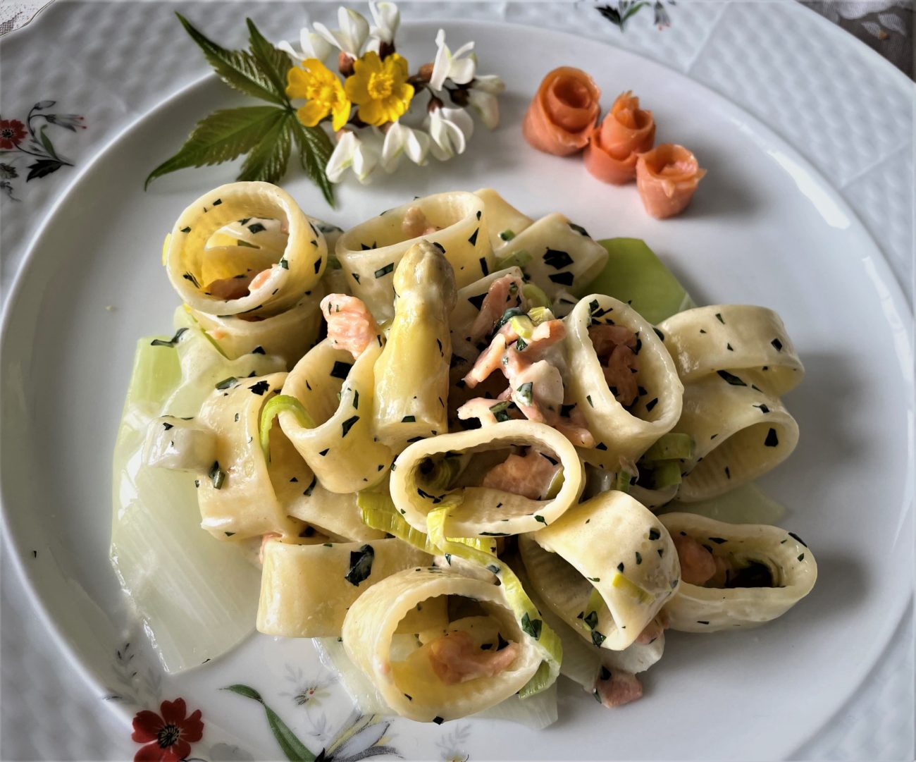 Calamarata mit Lachs, Lauch und Spargel