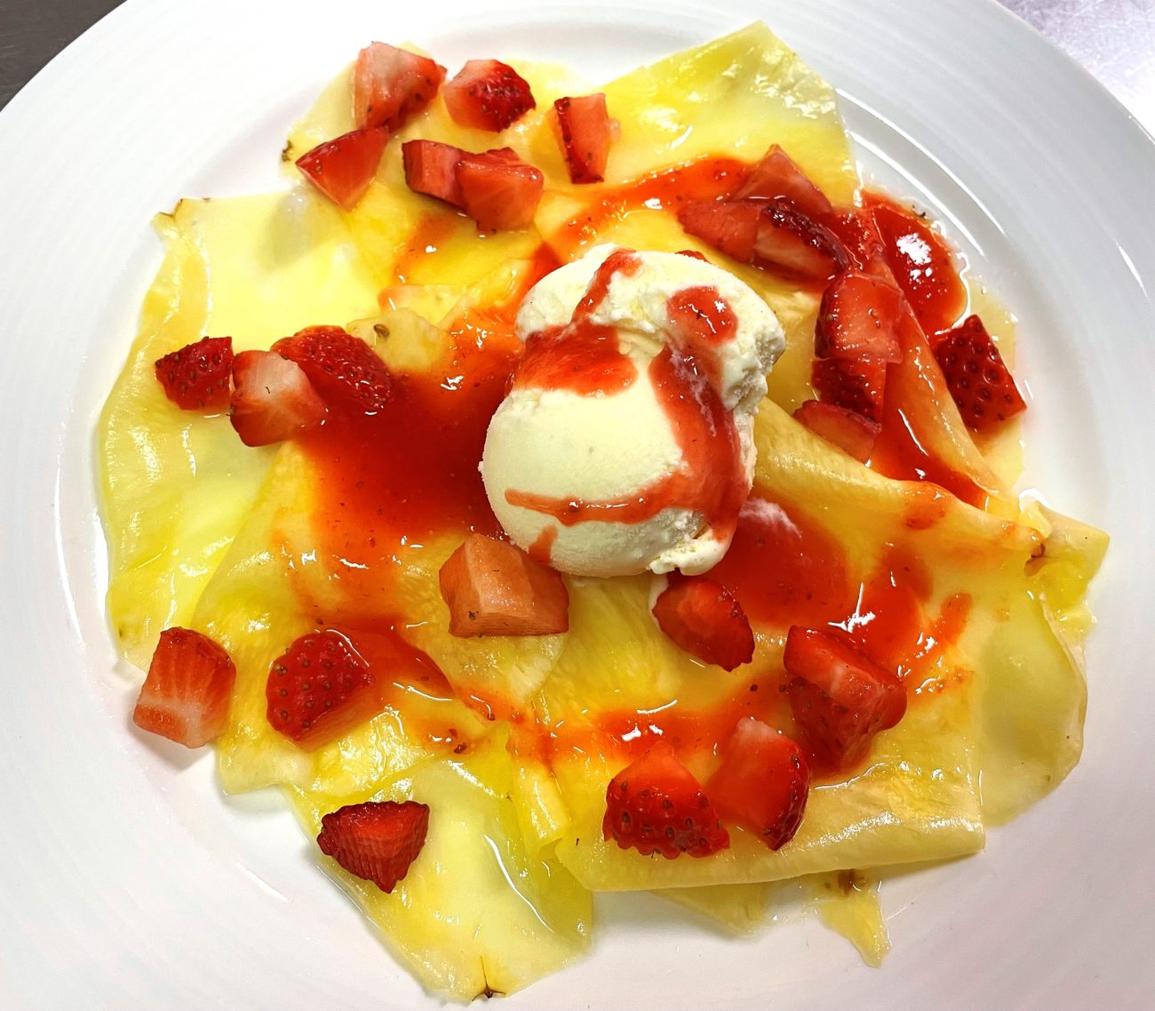 Carpaccio di ananas con gelato alla vaniglia e fragole
