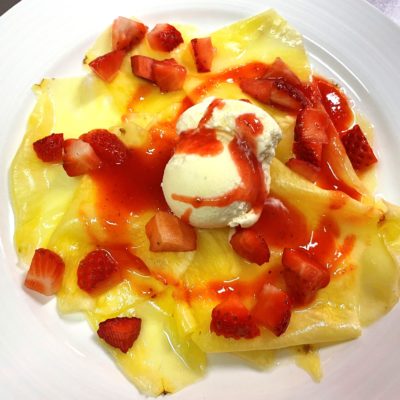 Carpaccio di ananas con gelato alla vaniglia e fragole