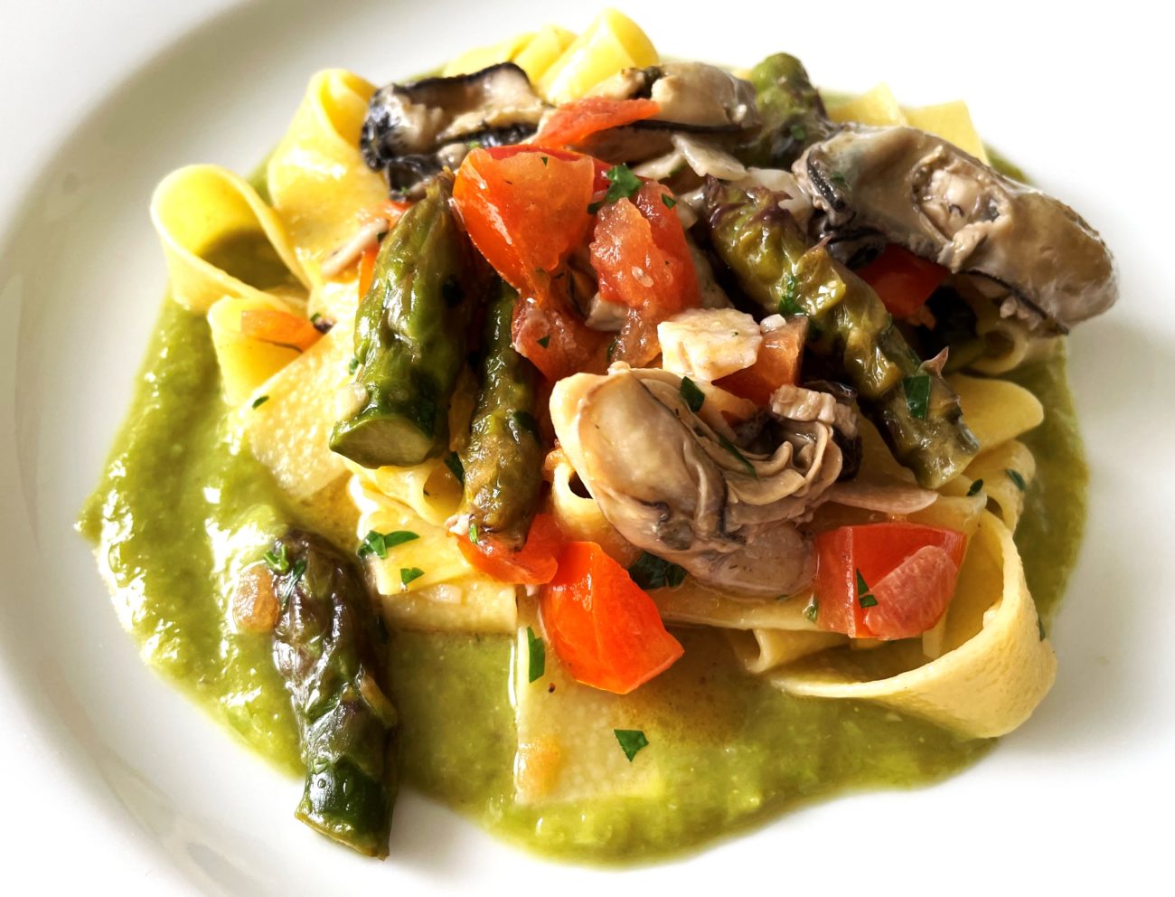 Pappardelle con ostriche e asparagi verdi