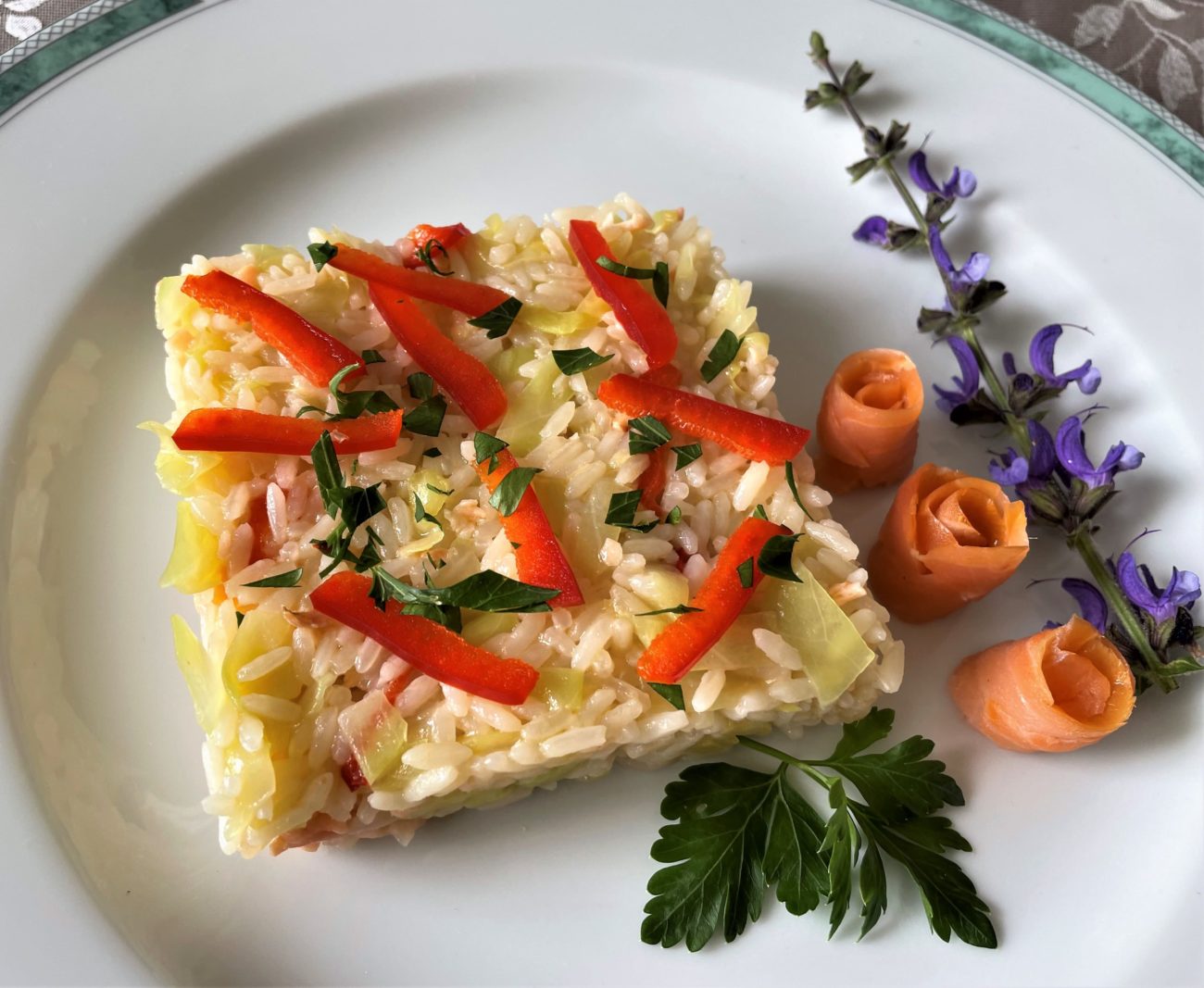 Risotto con salmone, verzotto e peperoni