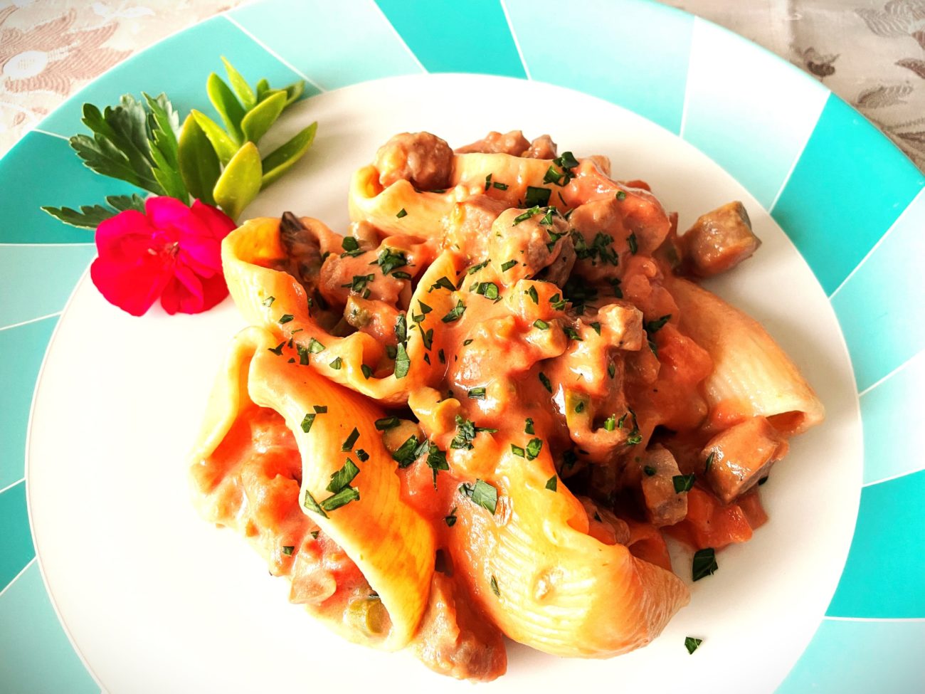 Conchiglioni con salsiccia e pomodoro